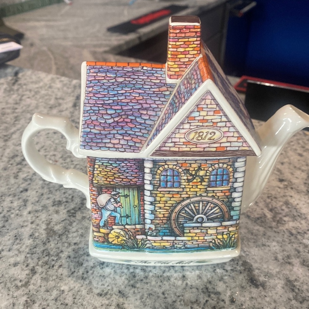 1980s Sadler collectible teapot